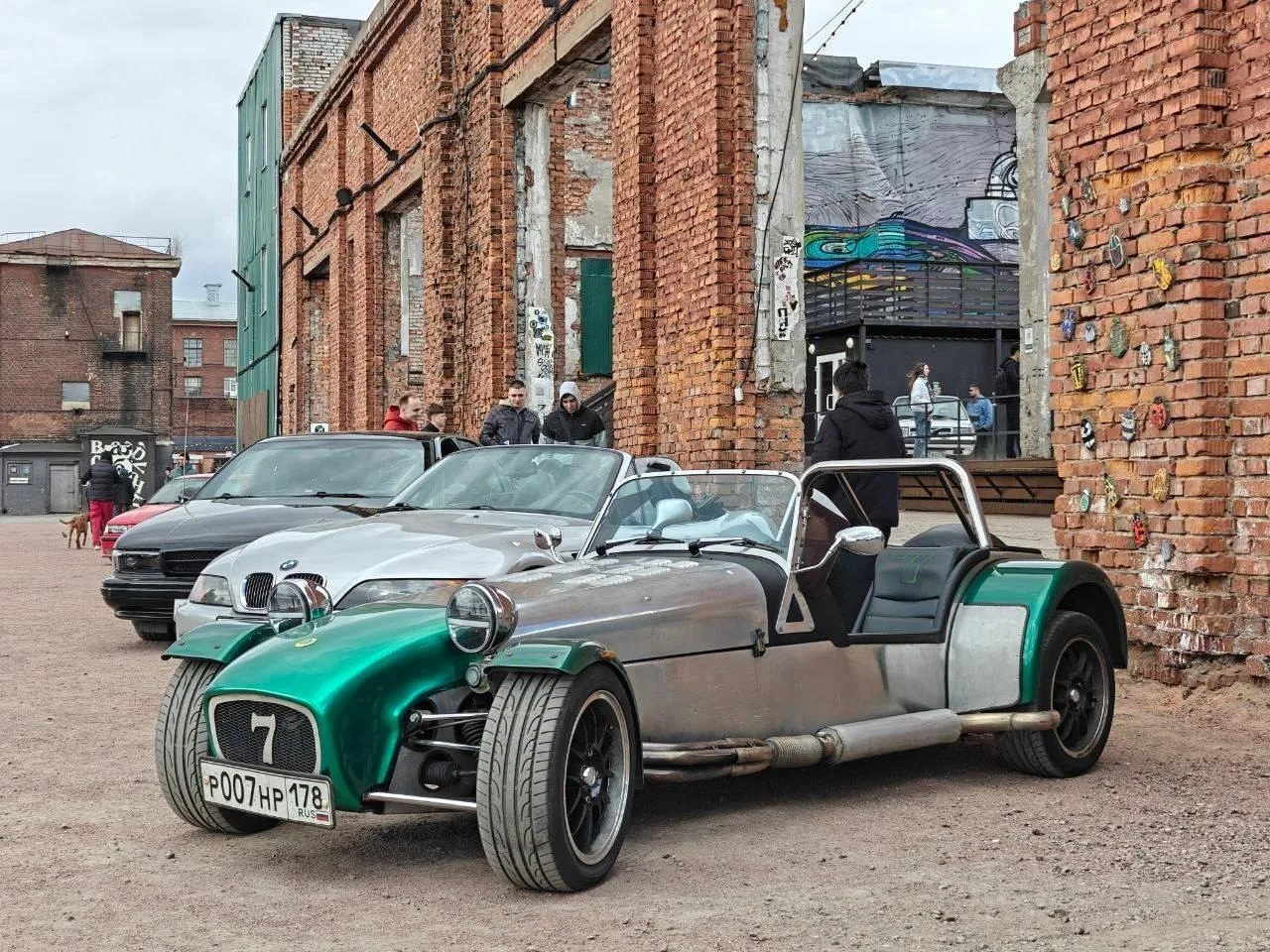 Встреча любителей ретро-автомобилей Cars & Coffee