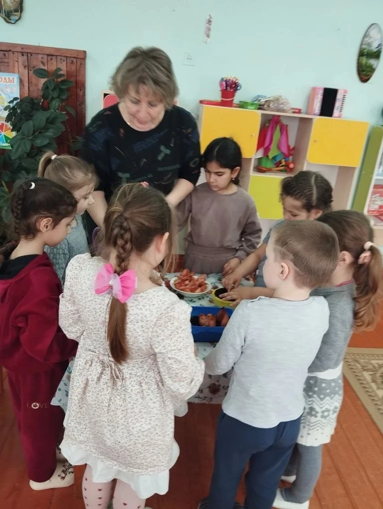 Посадить огород на  подоконнике – хороший способ познакомить детей с уходом за растения...