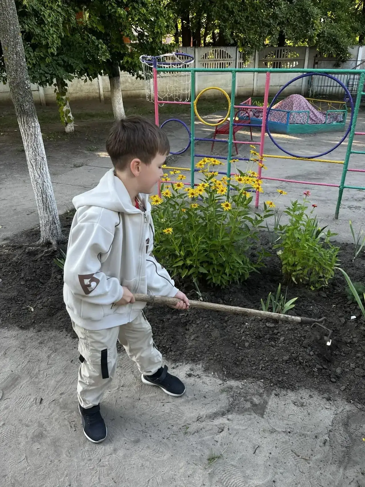 Воспитанники старшей группы №1 «Непоседы» вышли на участок, чтобы провести настоящий «т...