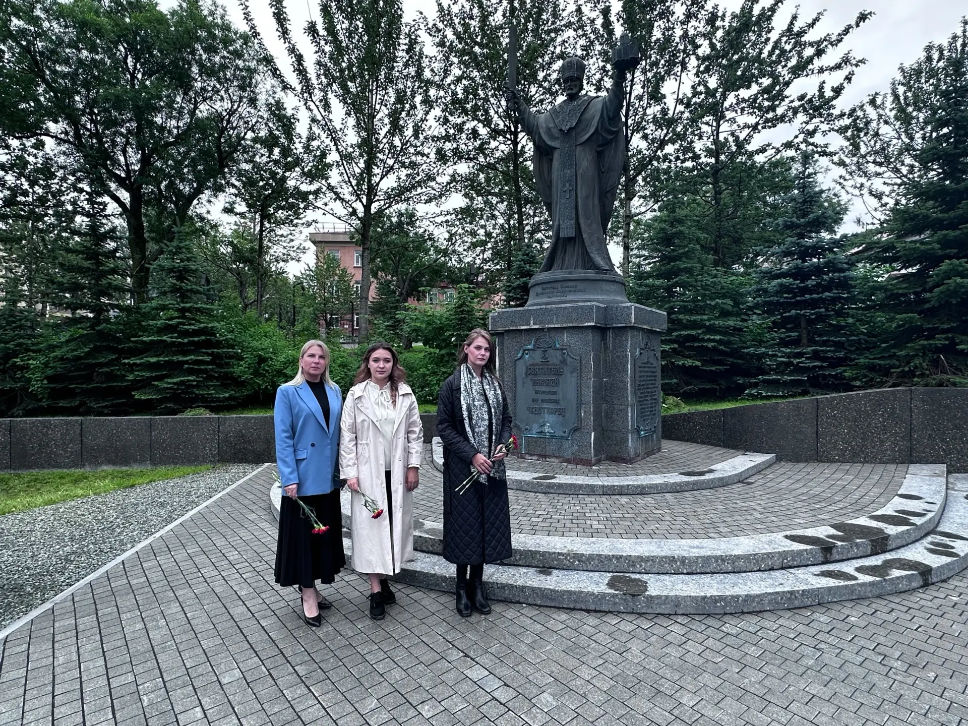 🕊️Дань уважения истории: ЛДПР возложила цветы к памятнику святителю Николаю Чудотворцу