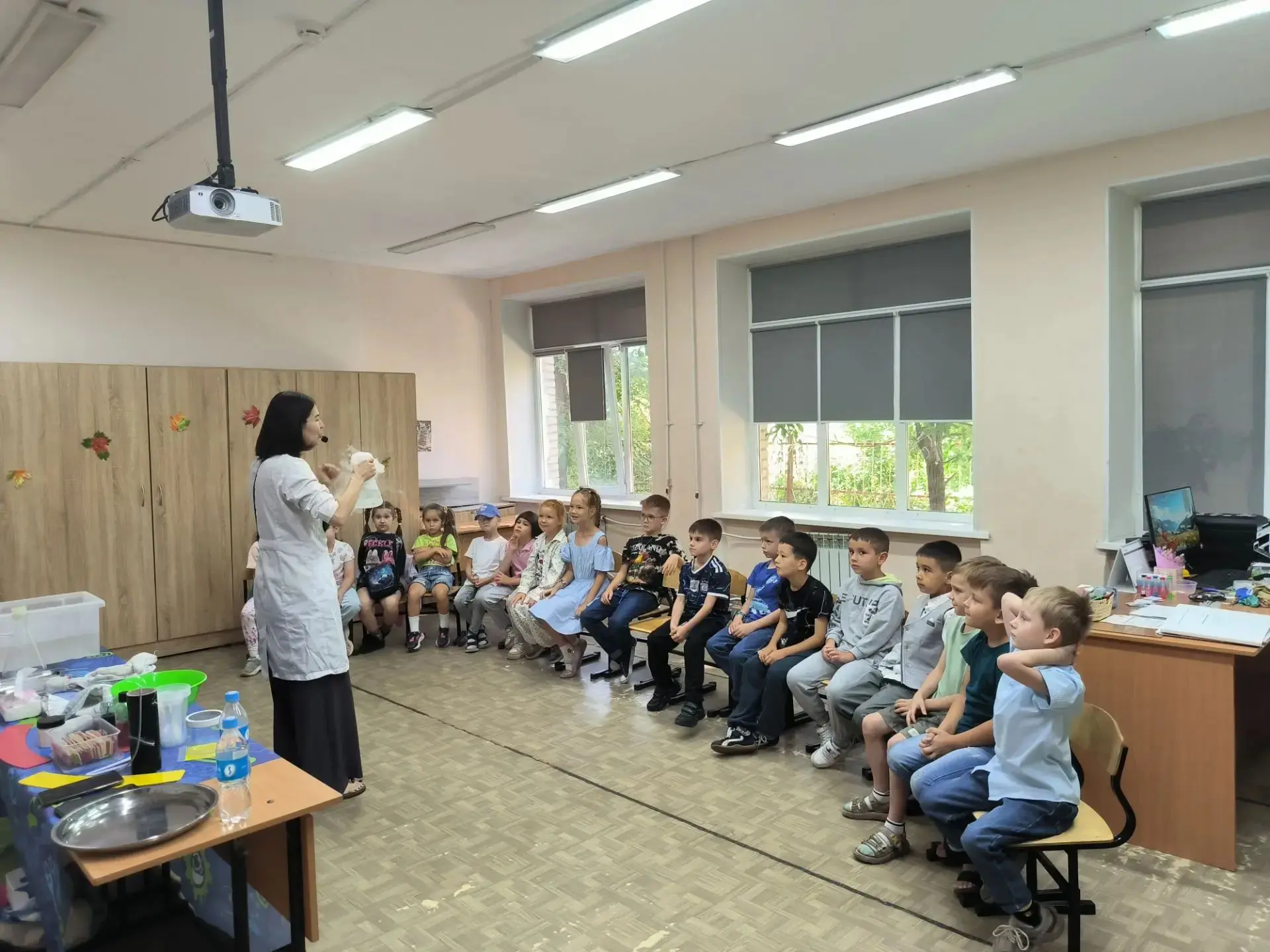А для учеников 1 «Б» вчера профессор Николя устроил настоящий взрыв эмоций и чудес!