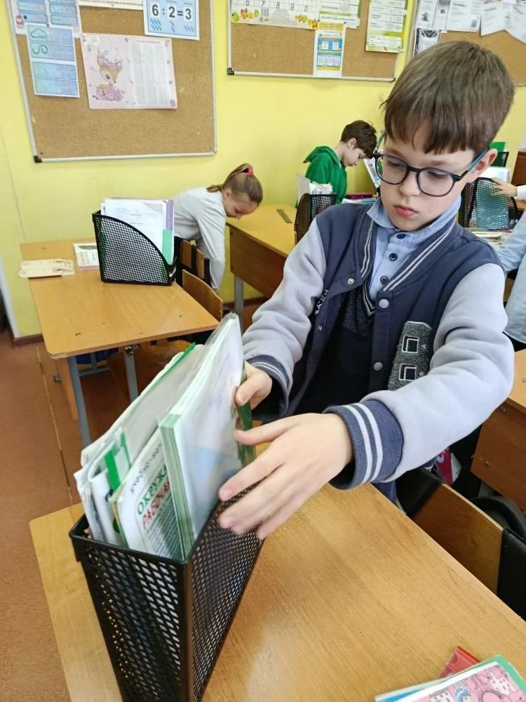 🧹 Школьный субботник: чистота начинается с нас!  В нашей школе прошёл традиционный субботник. Ученик