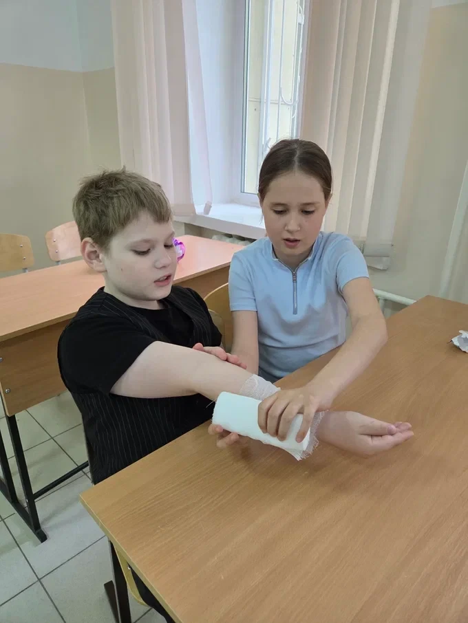 Третьеклассники научились накладывать повязки