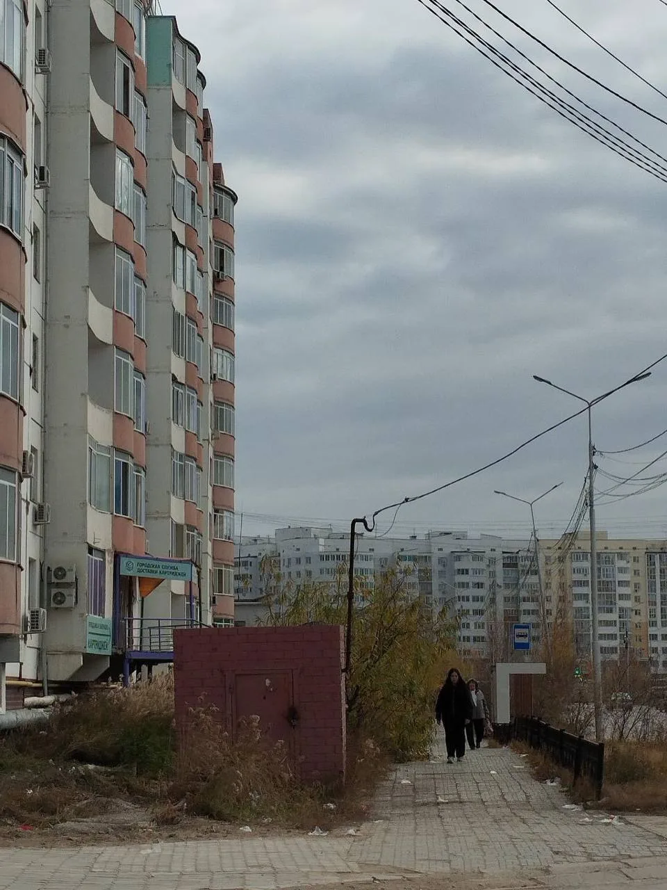 Пишут Петровского 32, 4 этаж, крайний балкон. Двое детей кидают пакеты с водой по людям.