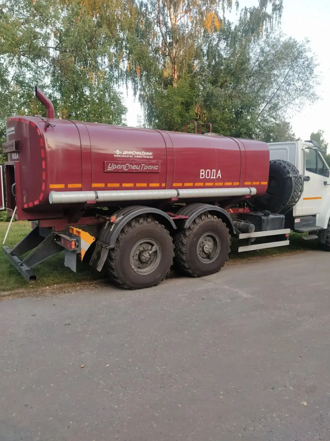 Ёмкость с питьевой водой находится на ул. Бондаренко,  площадка у магазина "Дикси".