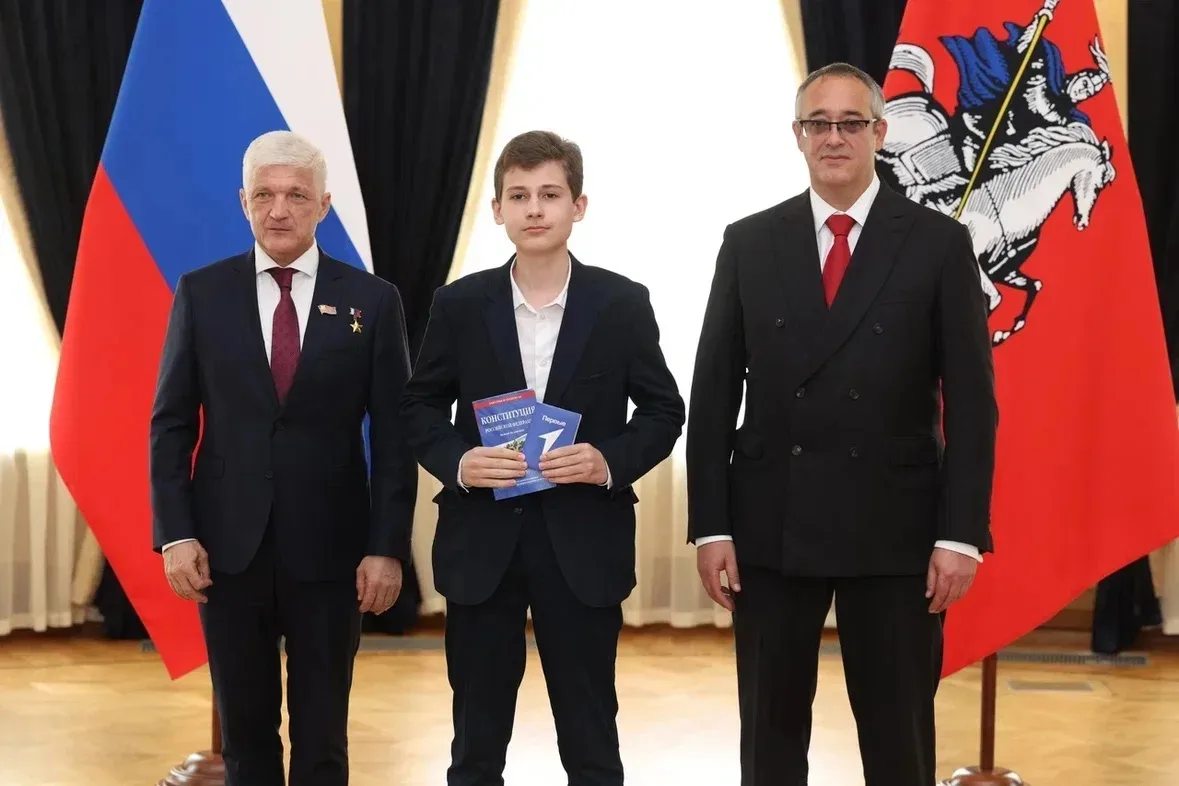 Мы - граждане России!
Получение паспорта в торжественной обстановке.

Давидов Богдан, ученик 9-В кла