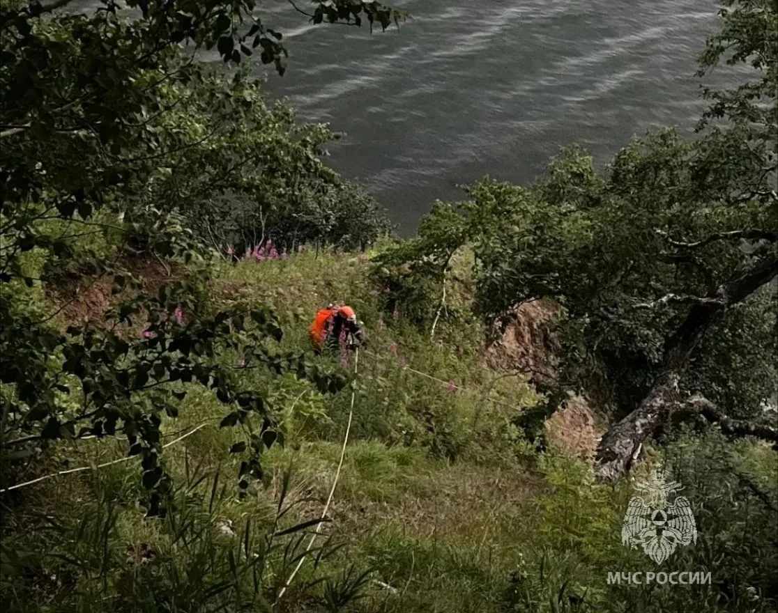 В краевой столице спасатели помогли двум туристам спуститься с Никольской сопки