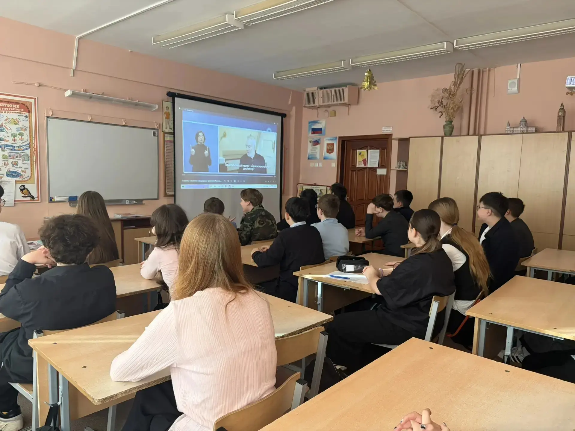 ⚡️📝РАЗГОВОРЫ О ВАЖНОМ  🇷🇺 Утро понедельника в лицее традиционно началось с торжественной линейки, це