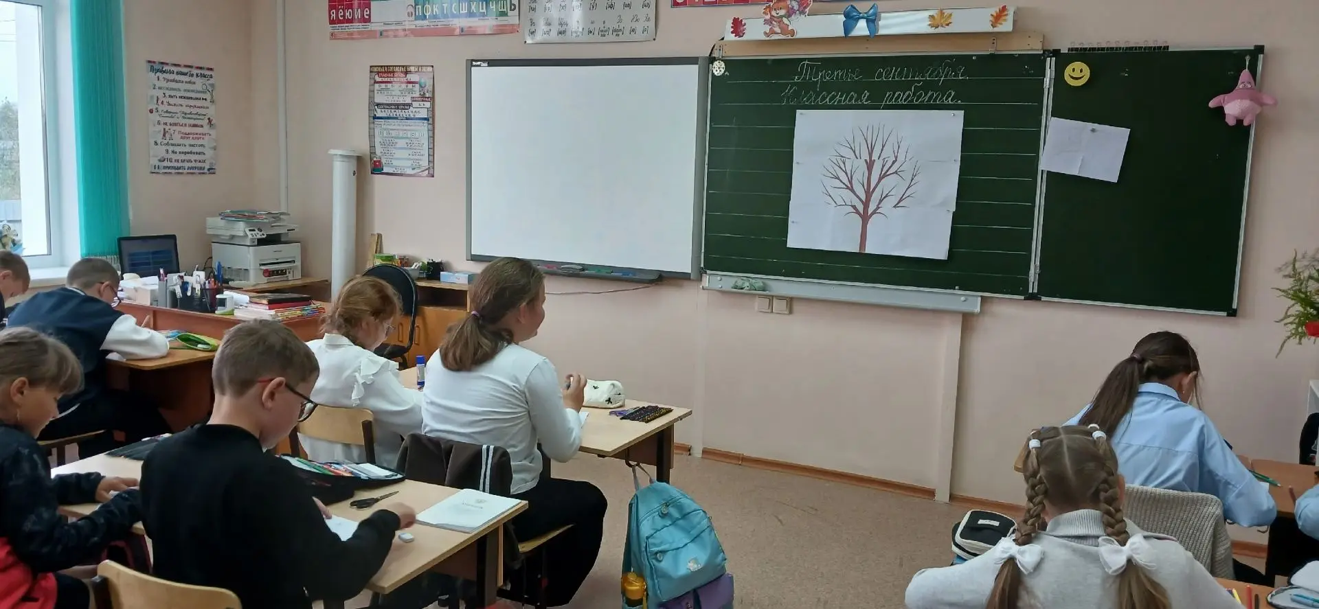 Сегодняшний учебный день 3 сентября был насыщен не только уроками: во всех классах прош...