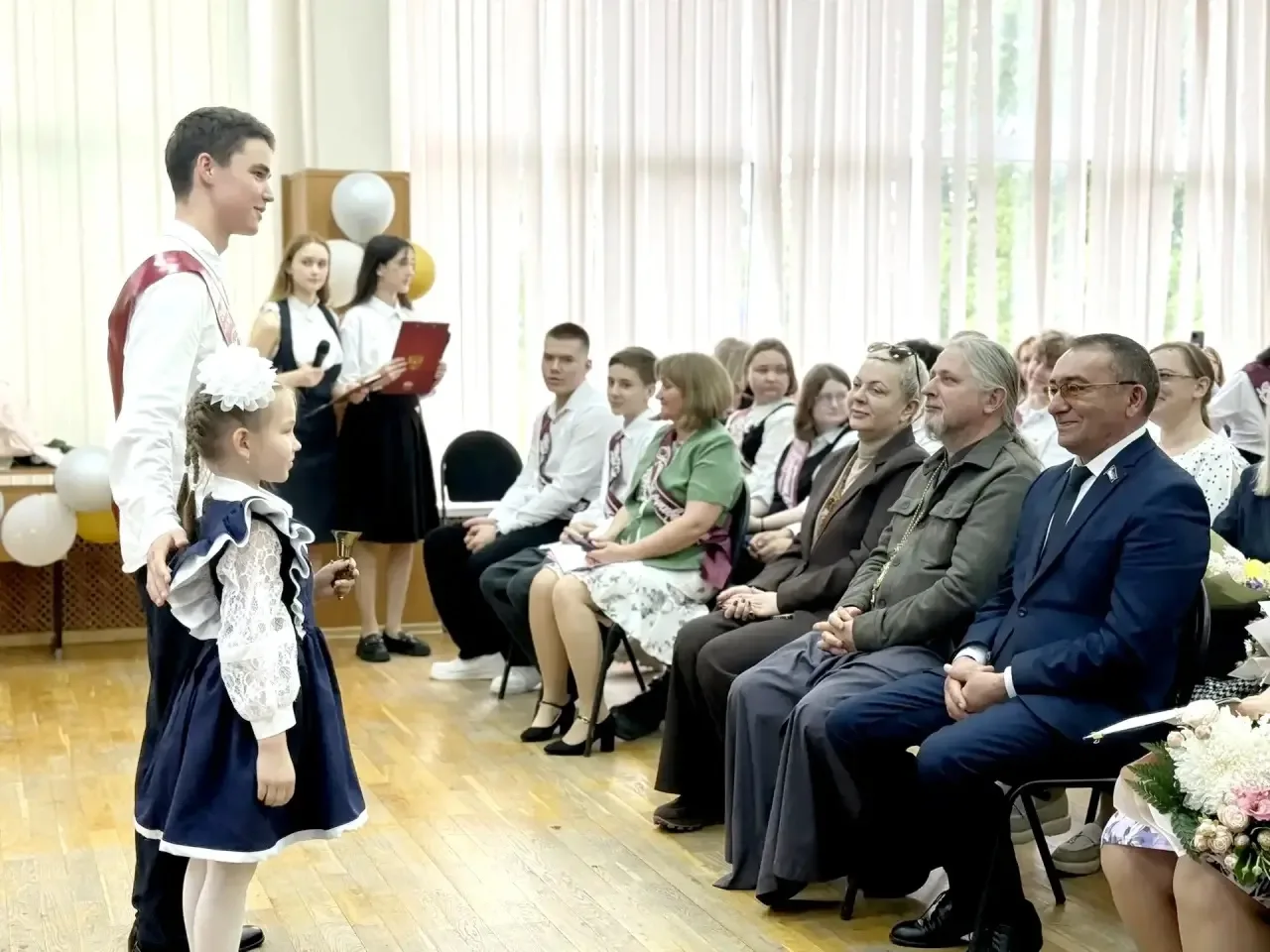 Последний звонок в 9 классе МОУ "СОШ имени А. П. Чехова" (Бужаровское отделение): Прощание с детство