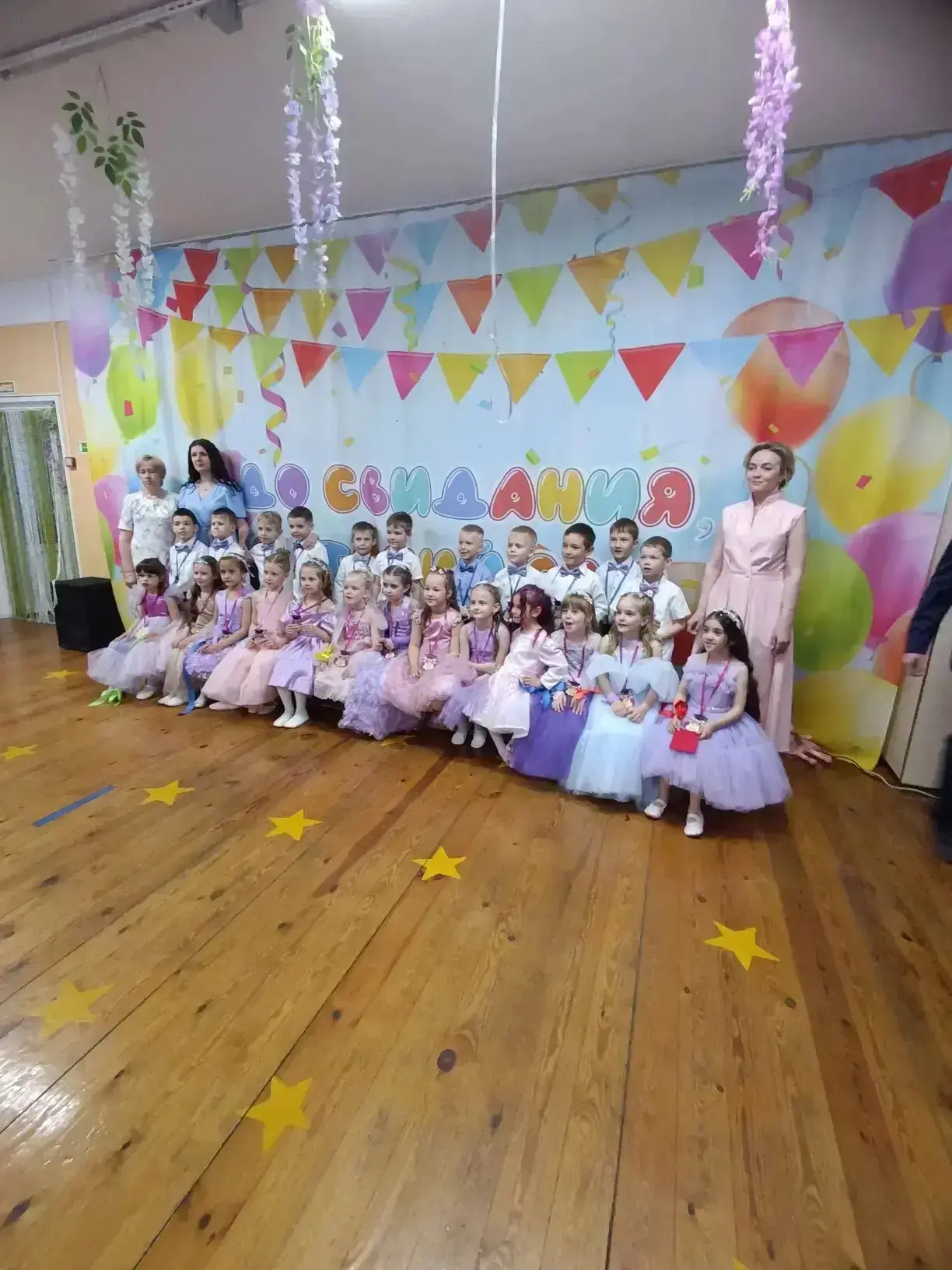 🎓🐾Сегодня в нашей группе «Котята» настоящий праздник! Наши маленькие непоседы, ласков...