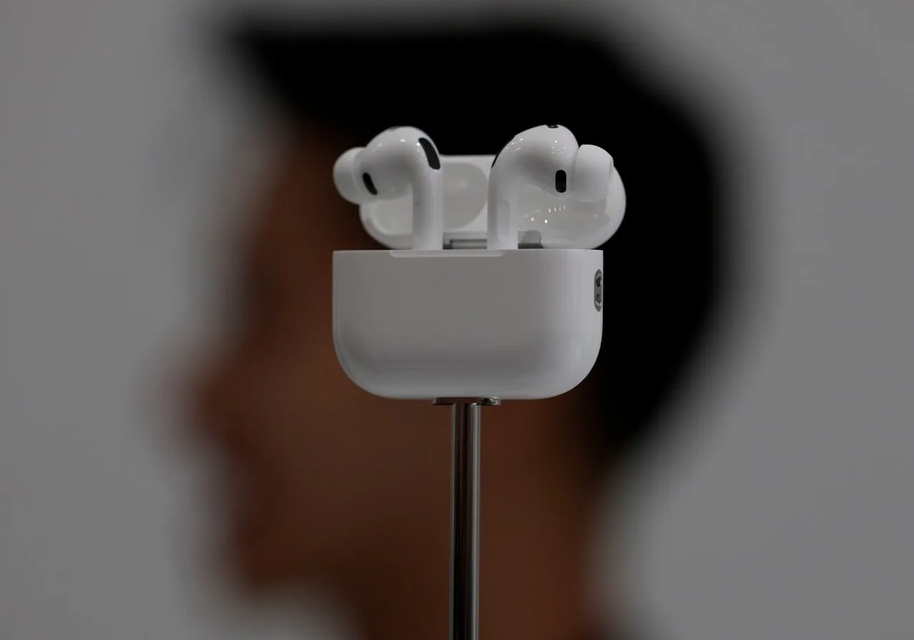 Apple перенесла AirPods с камерами на 2027 год