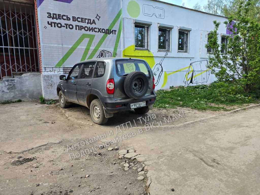 😐«Так и тянет…». Фото от подписчика  ✍️«Очередное чудо, так и тянет на газон поставить. Тула, ул. Ма