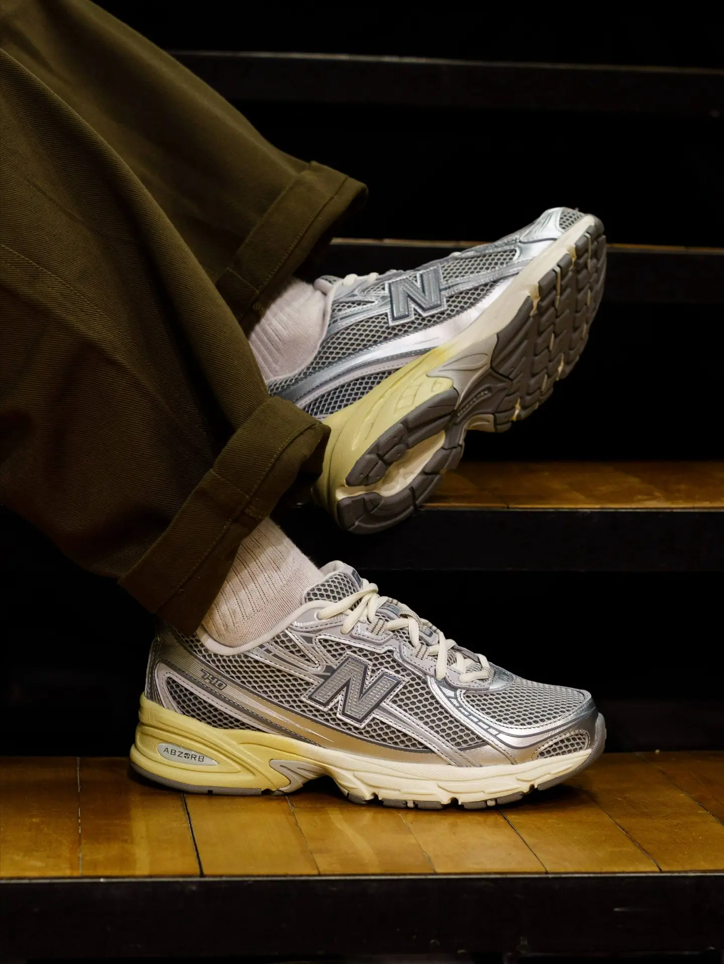 New Balance 740 возвращаются в повседневную ротацию.

Беговой силуэт начала 2000-х сегодня звучит ос