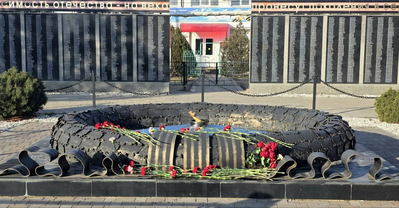 Память поколений: коллектив нашей школы на торжественном митинге 🇷🇺🎖  Сегодня, 23 февраля, в День за
