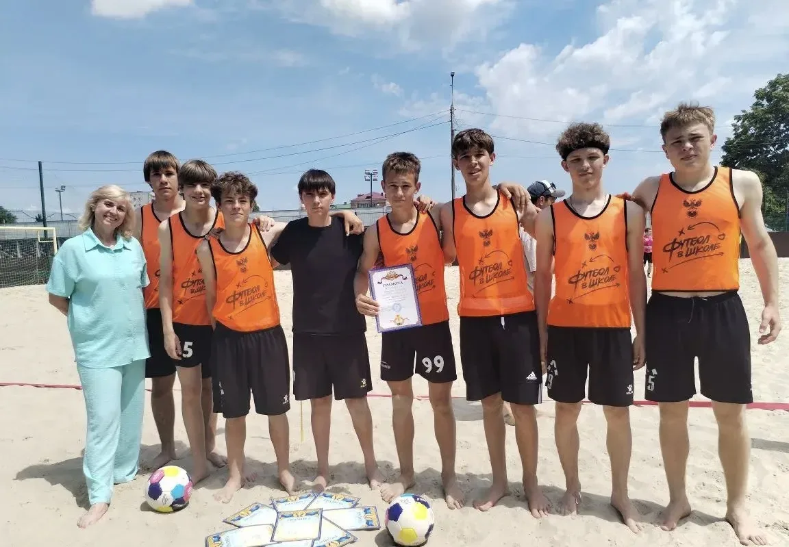 Наши футболисты — в тройке лидеров! 🏆⚽

Сегодня сборная футболистов нашей гимназии успешно выступил