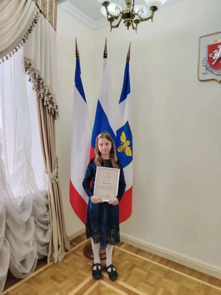 📜Депутат Государственной Думы Юрий Нестеренко вручил ученице 3-Е класса Бучной Иве благодарственное 
