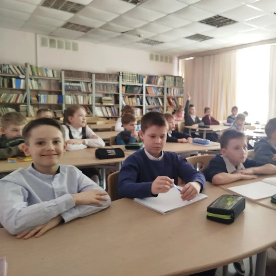 «Мир открытий»: старшеклассники провели музыкальный урок для второклассников! 🎵✨  На этой неделе акт