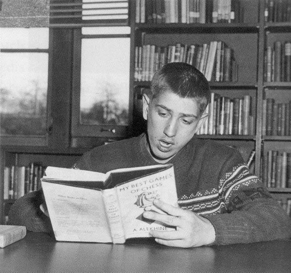 📸 Момент истории: чемпионы учатся у чемпионов

🇺🇲 Бобби Фишер с книгой «Мои лучшие партии» Алекса