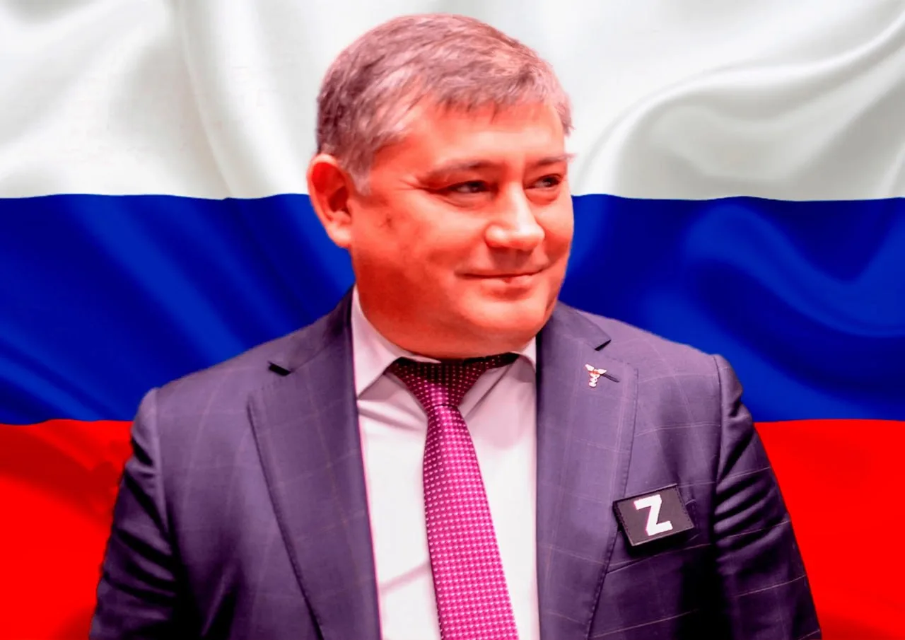 Президент Центрально-Сибирской торгово-промышленной палаты Рафаэль Шагеев поздравляет с...