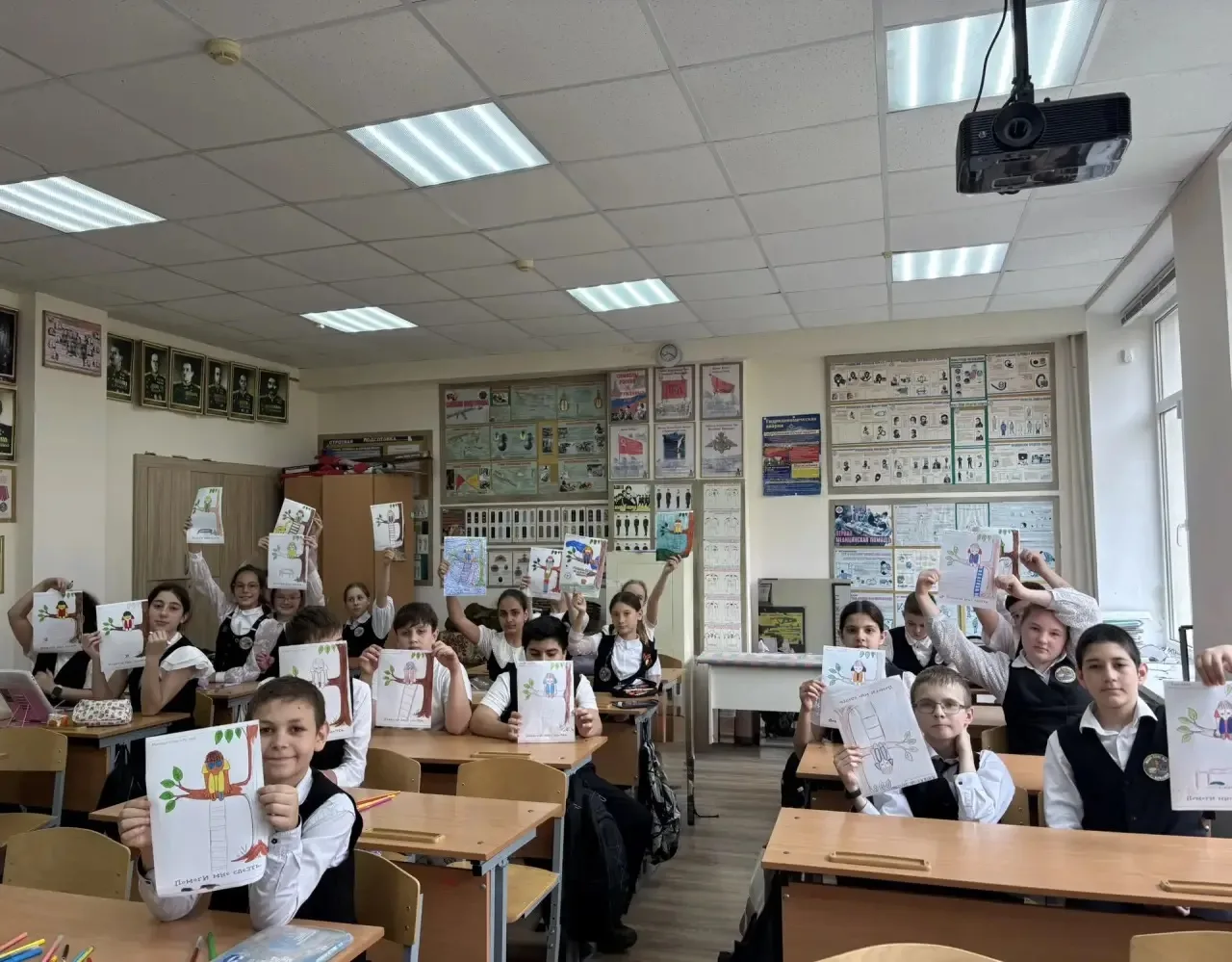 🎨 Урок психологии   На занятии педагог‑психолог Панарина Д. Е. с 5 «Б» классом использовала арт‑техн