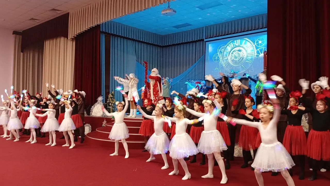 ❄️🎅🎉В нашей школе состоялось по-настоящему волшебное событие — старшеклассники подготовили трогатель