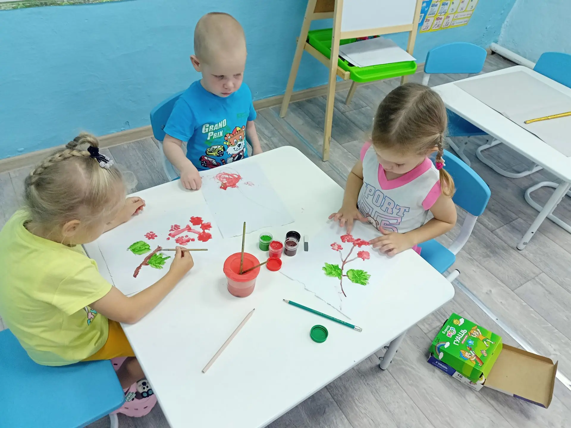 Рисование в разновозрастной группе:"Ветка калины."