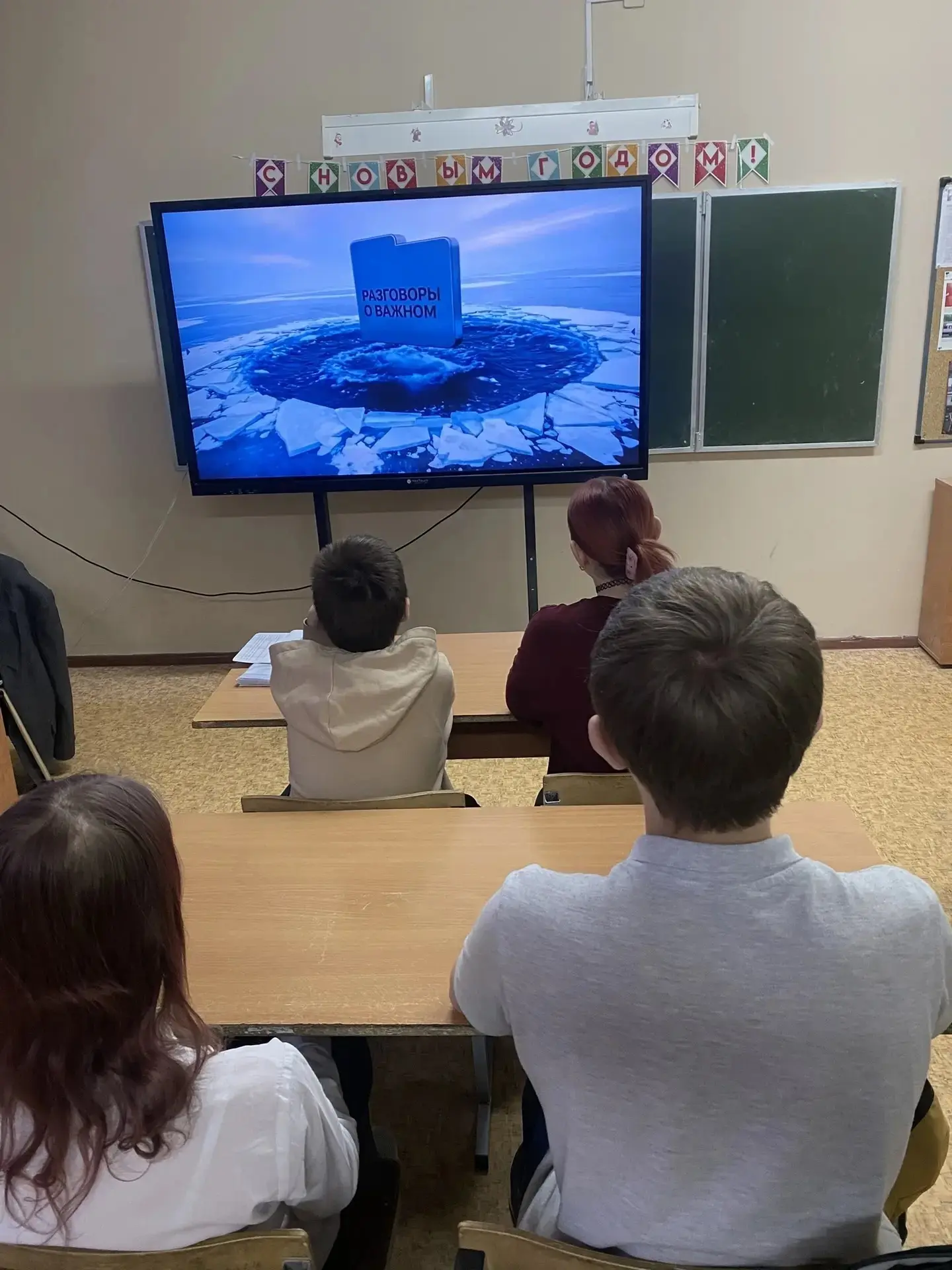 🇷🇺 Учебная неделя традиционно началась с торжественной церемонии поднятия флага и исполнения гимна Р