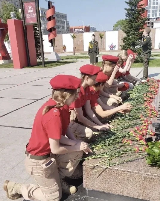 🇷🇺 Сегодня в преддверии праздника Великой Победы юнармейский отряд гимназии 87 «Снежный барс Ирбис» 