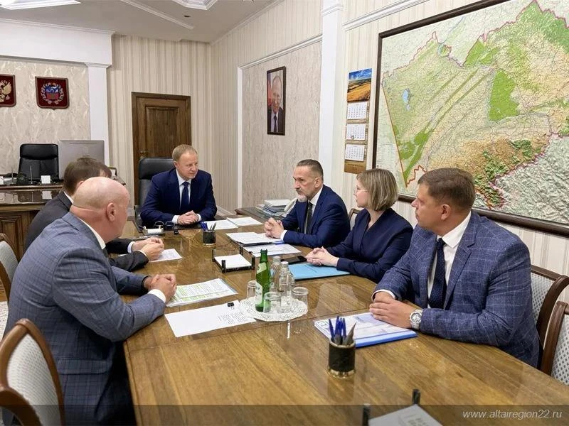 Губернатор Алтайского края и заместитель Министра транспорта Российской Федерации обсуд...
