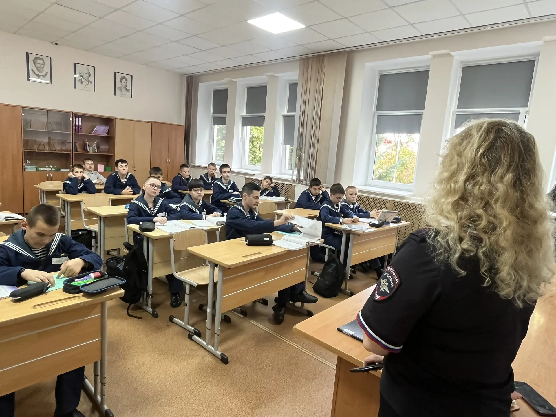 🎓👮‍♀️Правовая грамотность и культура общения: встреча кадет с инспектором полиции