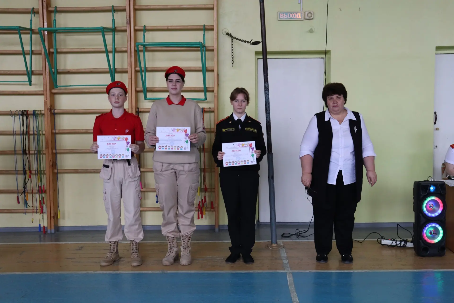Понедельник — время старта!  🇷🇺 Учебная неделя апреля в нашей школе традиционно открылась торжествен