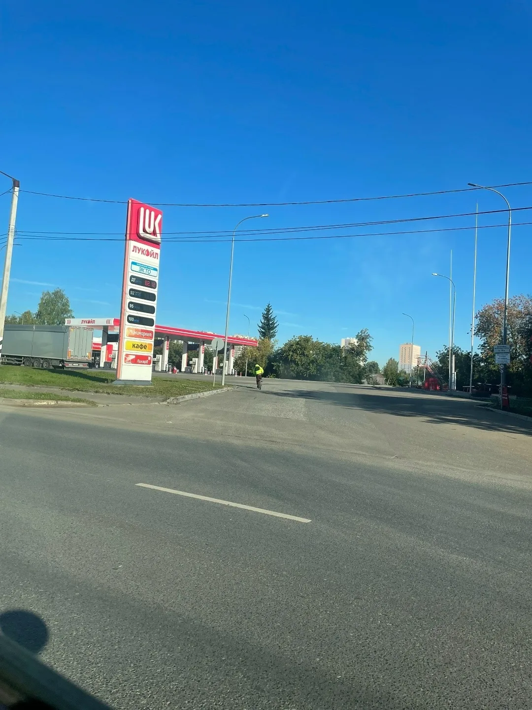 ⛽ АИ-95 исчезает с заправок Кирова: очереди и пустые колонки