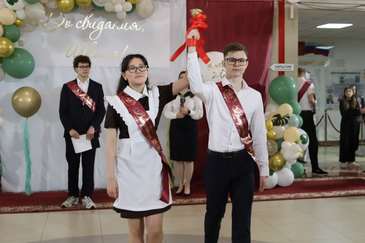 Самый радостный и одновременно грустный праздник🎊🎈  🔔 Вот и отшумел Последний звонок 2026! Улыбки, н