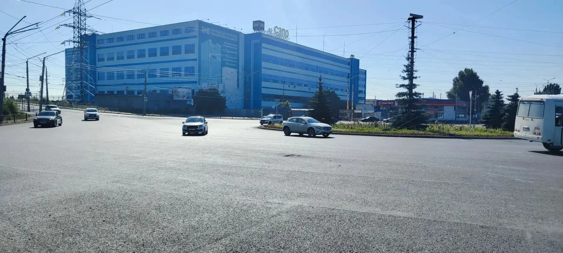 В Саратове завершается ремонт дороги на площади имени В.И. Ленина
 
Это участок одного из транзитных