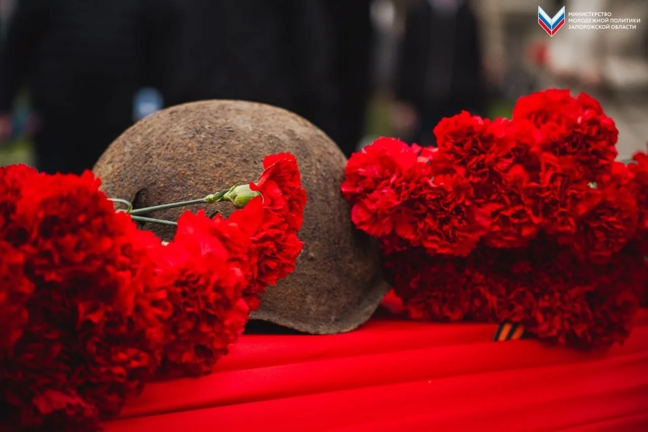 Память, объединяющая времена 🕊️🕊  Волонтёры Победы Запорожской области приняли участие в торжественн