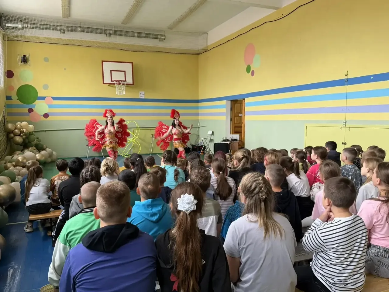 🎪Цирк «Версаль»🤹

Сегодня в гостях школьного лагеря «Солнышко» был Липецкий цирк «Версаль». 
🤹Пер