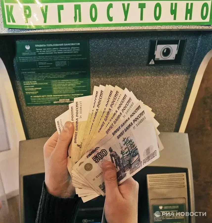 Россияне смогут вносить наличные через банкомат в другом банке.