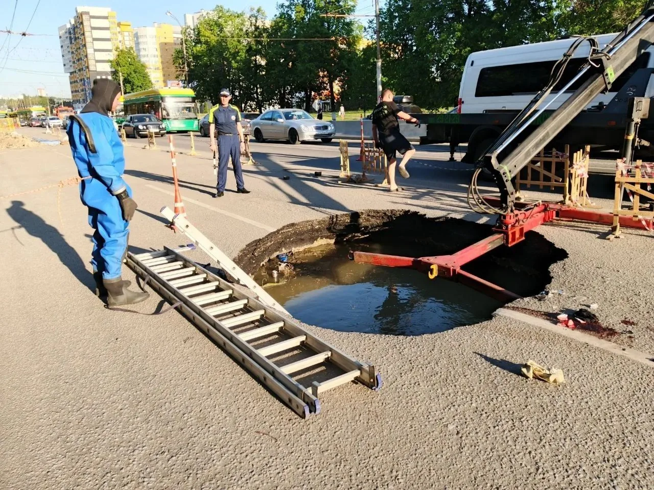 На Проспекте Победы в Пензе настоящая коммунальная катастрофа. Огромные ямы на проезжей части, котор