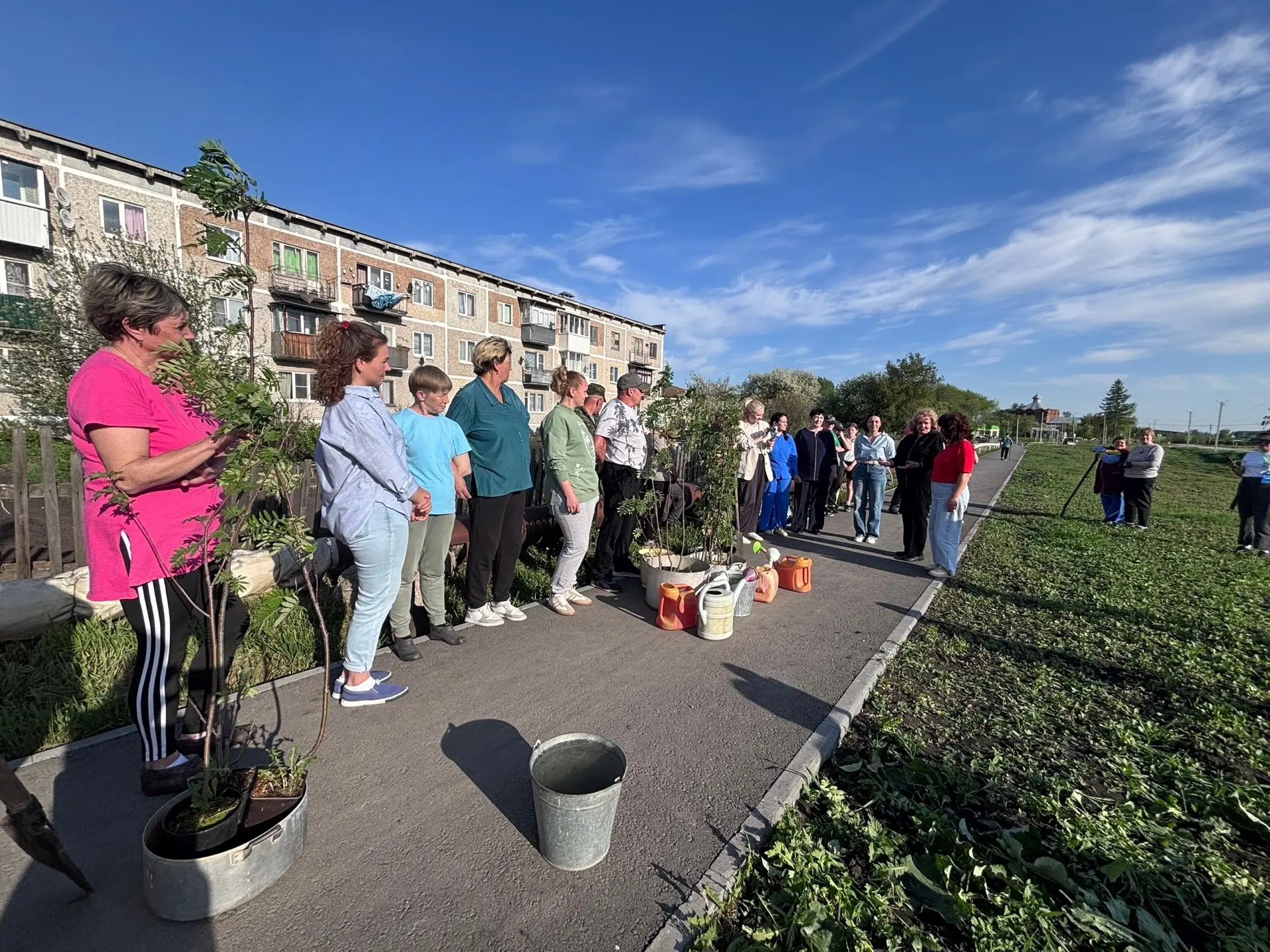 ☀️Третий год подряд в Гарашкинском День семьи встречают зелёной традицией. В этот раз вдоль тротуара