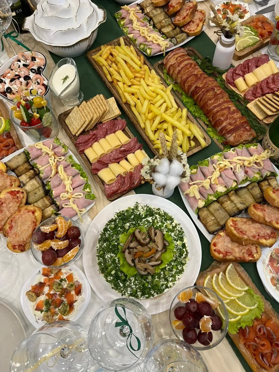 День рождения мужа🎂
Стол на 9 человек
Салат с копченой курочкой
Салат греческий с креветками 
Рулет