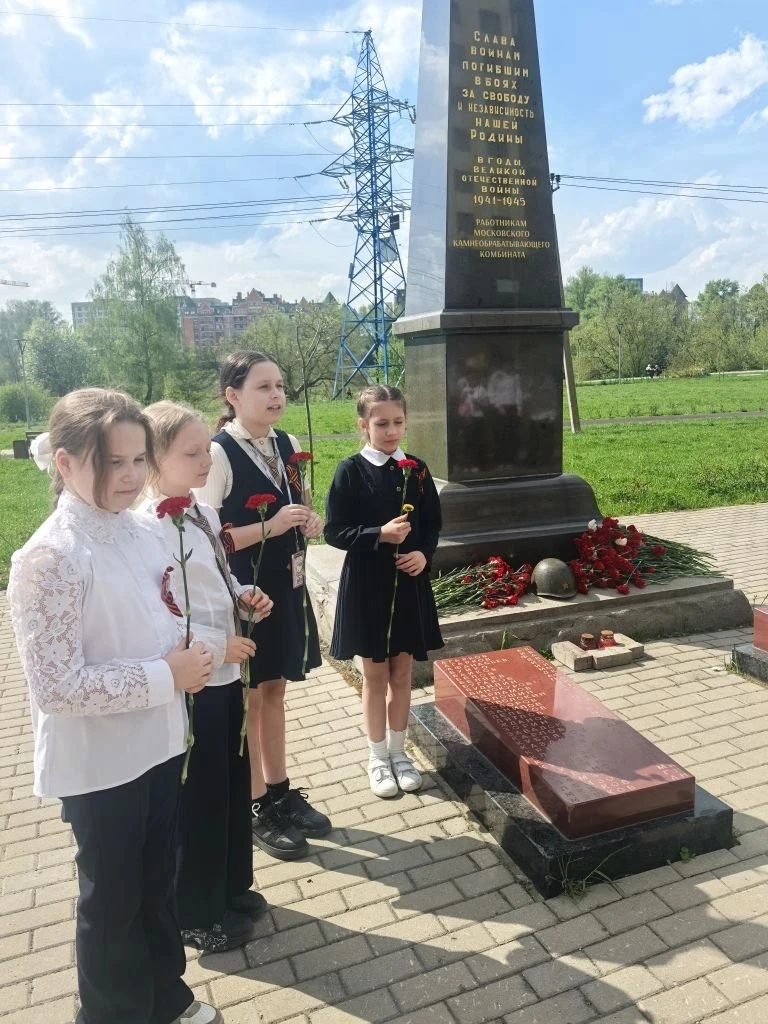 🎖 В преддверии Дня Победы ученики МАОУ СОШ №10 продолжают посещать мемориалы г.о. Долгопрудный.  В р