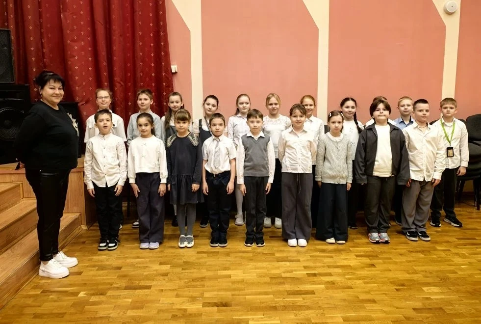 🇷🇺 Утро понедельника традиционно началось с выноса флага и исполнения гимна!  🎭 Сегодня в школе сост