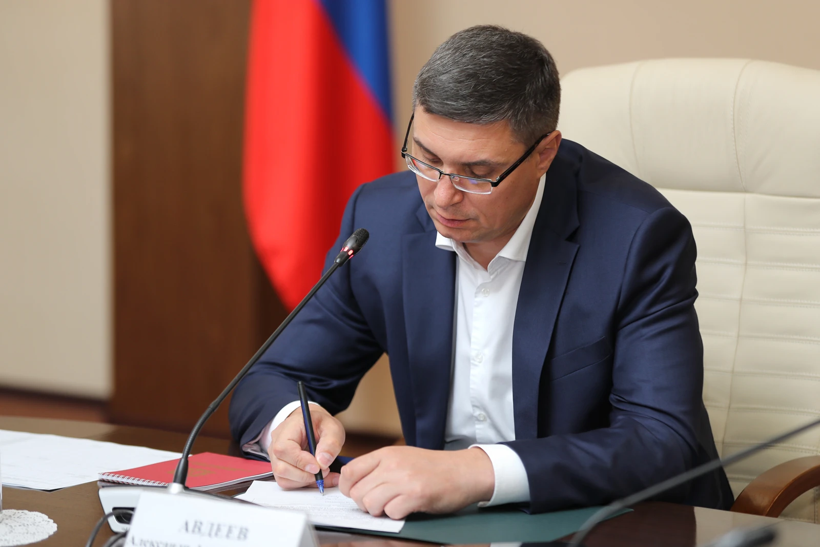 Губернатор Александр Авдеев утвердил порядок оказания единовременной материальной помощ...