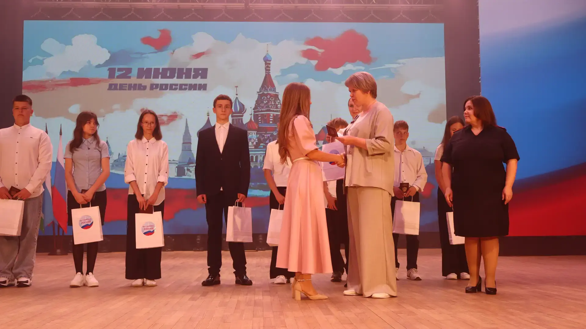 Сегодня, в День России, Городской молодёжный центр совместно с местным отделением Движения Первых и 
