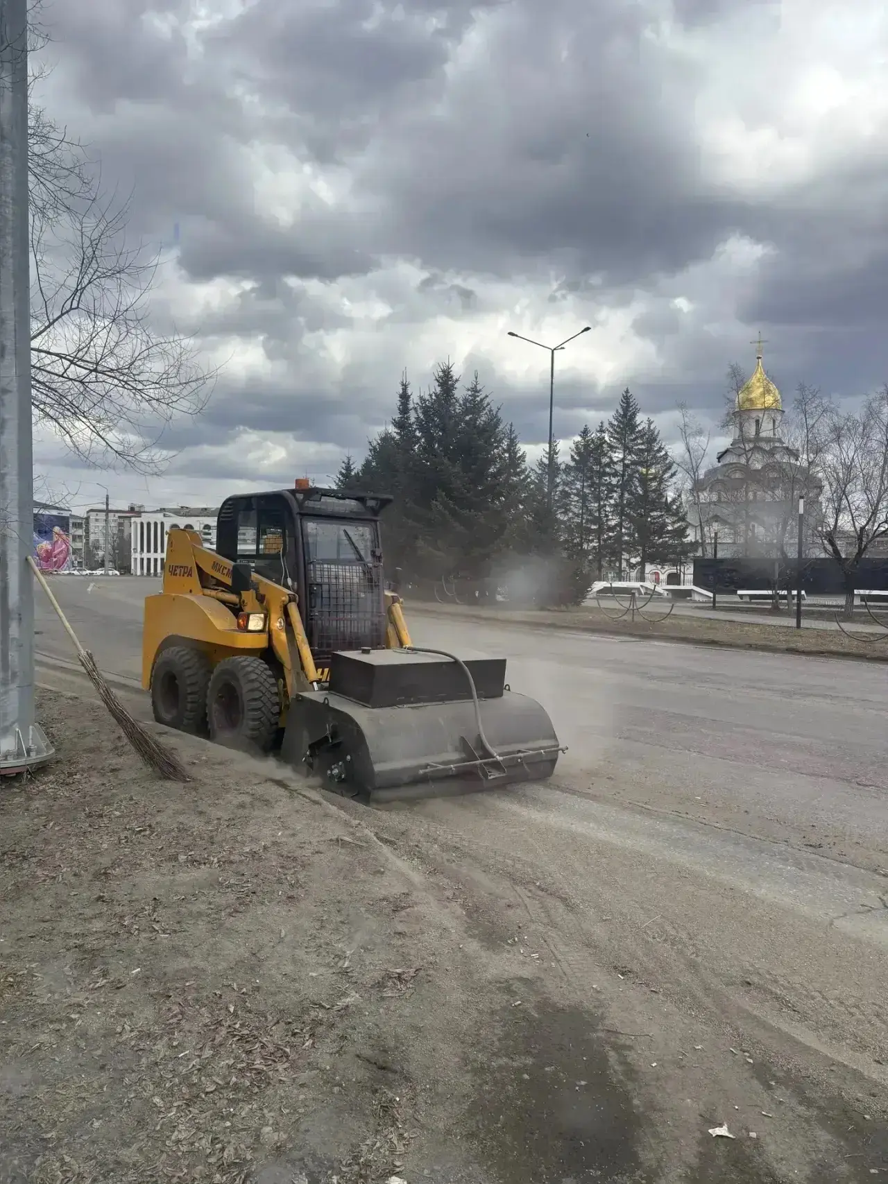 🚧 В Свободном продолжается уборка и восстановление дорог после зимы  В городе ведутся работы по прив