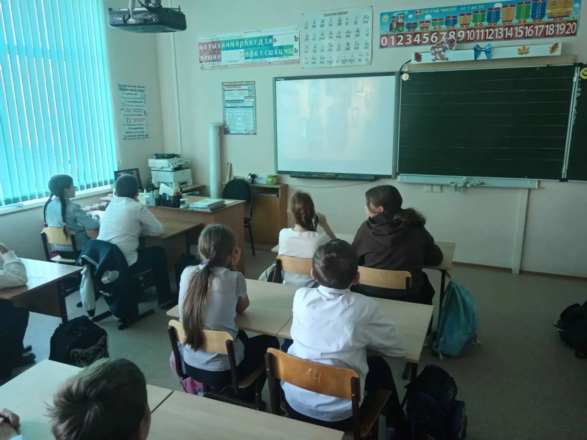 🔔Последняя неделя сентября началась с традиционной линейки, выноса флага России  и исп...