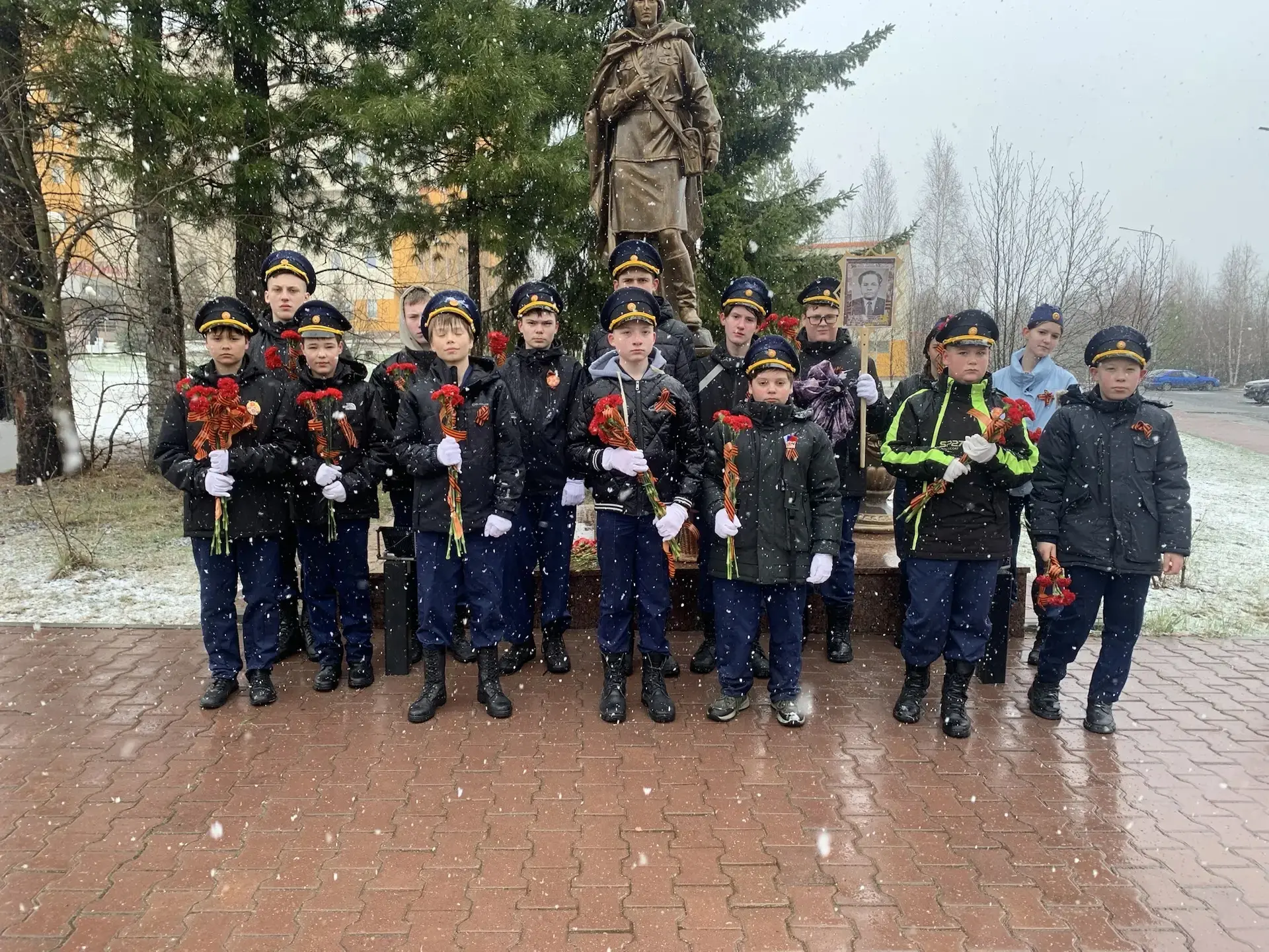 🌹🌹🌹9 мая учащиеся 7в кадетского класса вместе со своим классным руководителем Калашниковым Андреем В
