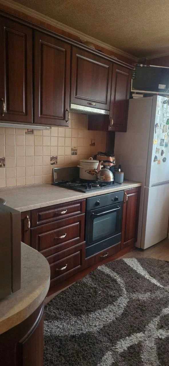 ‼️Сдам квартиру в Макеевке‼️
Сдается 2к. квартира в районе автостанции, ЦУМ рядом. Этаж 5/9, вода по