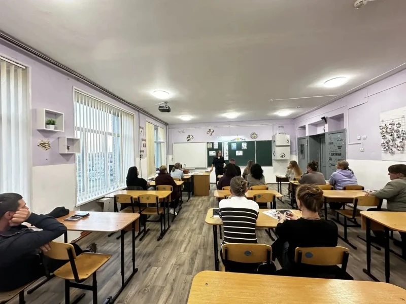 В Чугуевском округе Приморья прошло общешкольное собрание: полицейские и родители обсуд...
